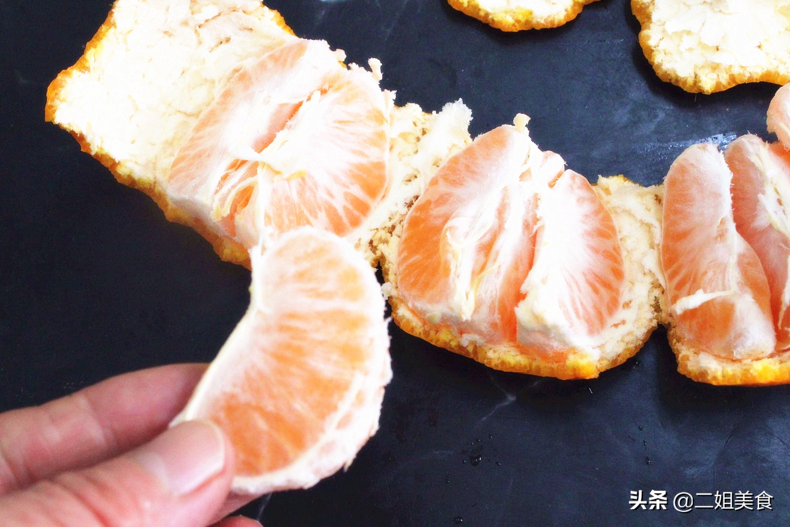 在橘子顶部开一个口，太聪明了，用途花钱买不到，简单还实用