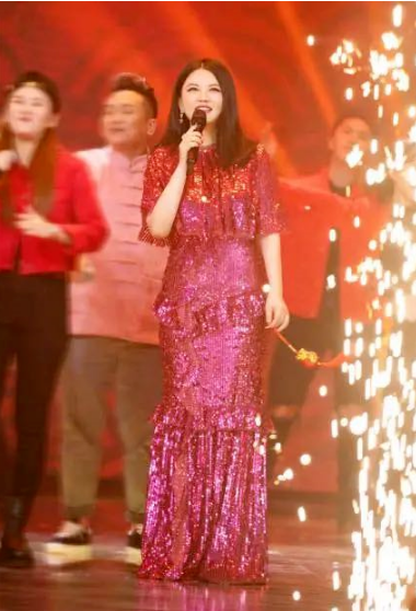 李湘身穿玫红色亮片连衣裙，女人魅力尽显，是微胖界的穿搭榜样