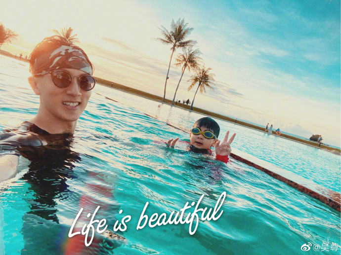 吳尊全家聚餐意外露富，豪宅超大帶花園泳池，女兒顏值赶超媽媽