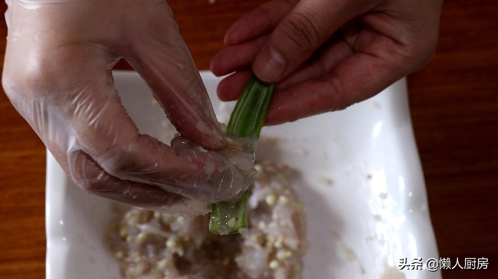 秋葵怎么做好吃？配上大虾这样蒸，吃起来又鲜又香，爽脆可口