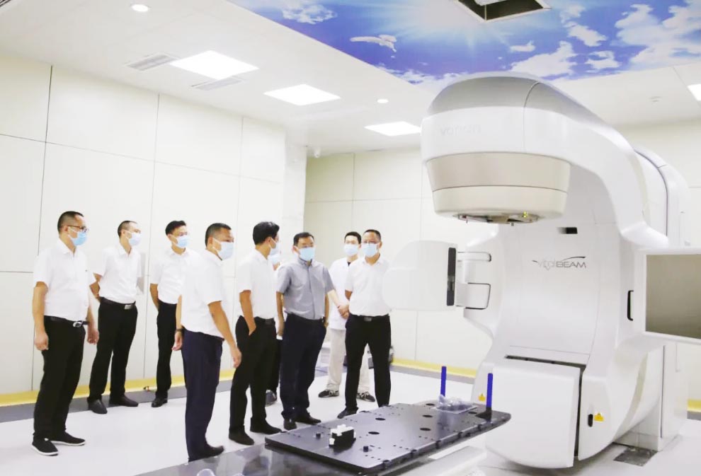 四川省卫健委主任何延政一行莅临营山县人民医院视察指导工作