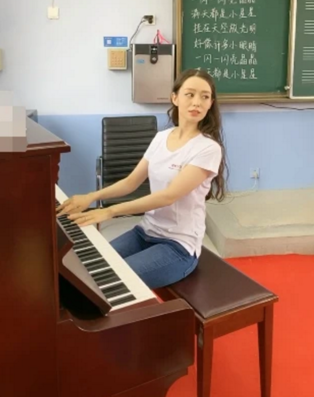 吉娜罕與爸爸出席活動，產後三月比懷孕前還瘦，父女同框顏值超高