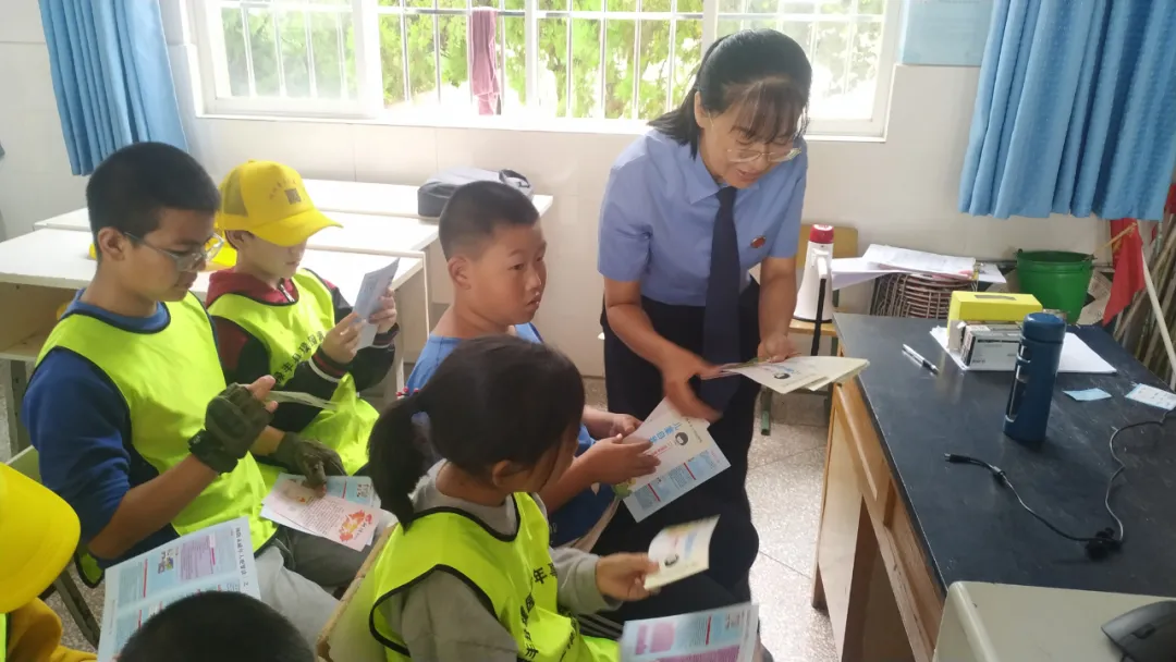 禄丰:法治课堂走进留守儿童暑期夏令营