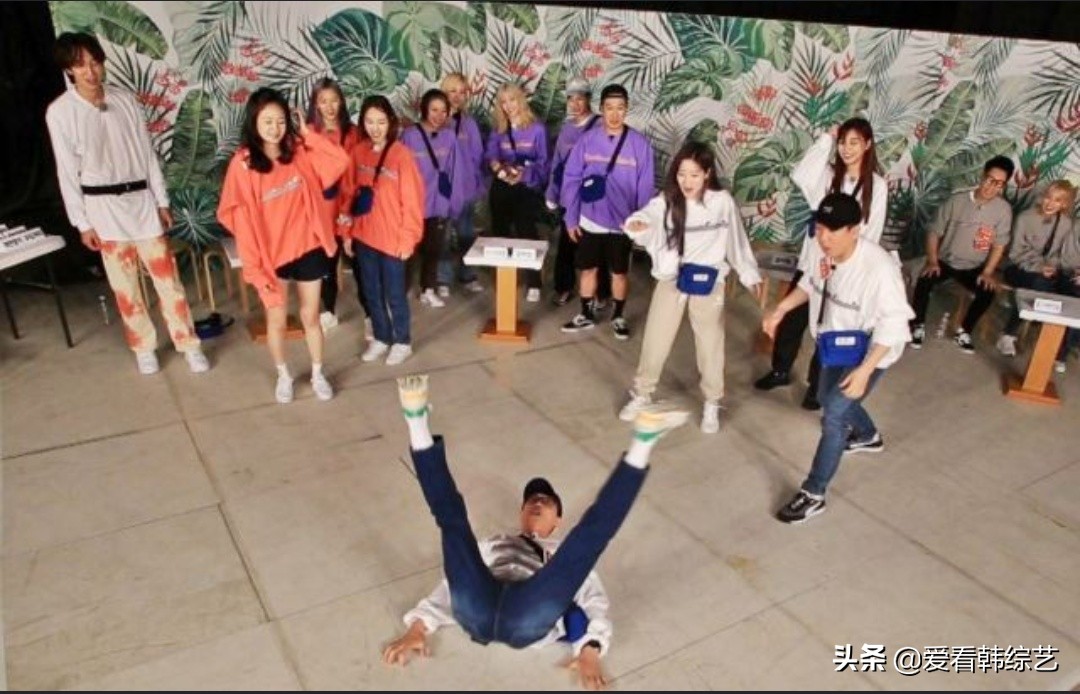 TWICE以破格的乱舞与《RM》成员展开乱舞对决，现