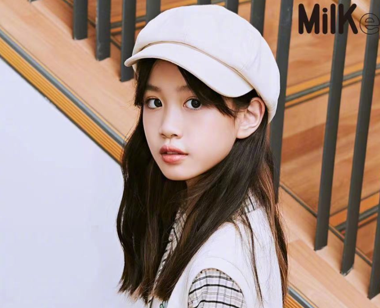 钟丽缇女儿近照流出，还没成年就有“女主脸”，一双腿真羡慕不来