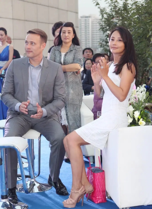 42岁马雅舒夫妻同框，穿白裙与富豪老公配一脸，混血儿女颜值逆天