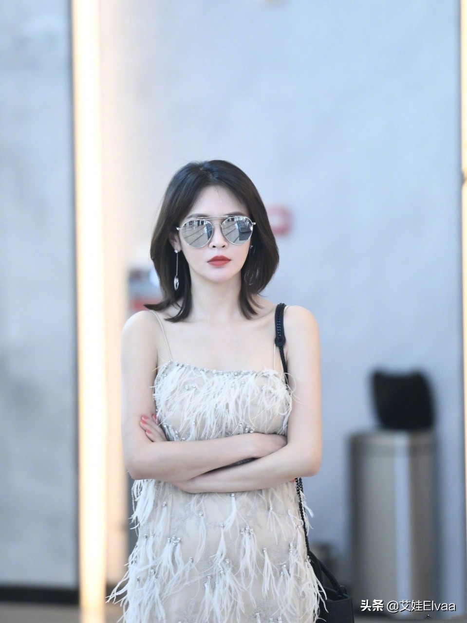 于明加新造型真丰满，穿紧身背心还露肩带，3