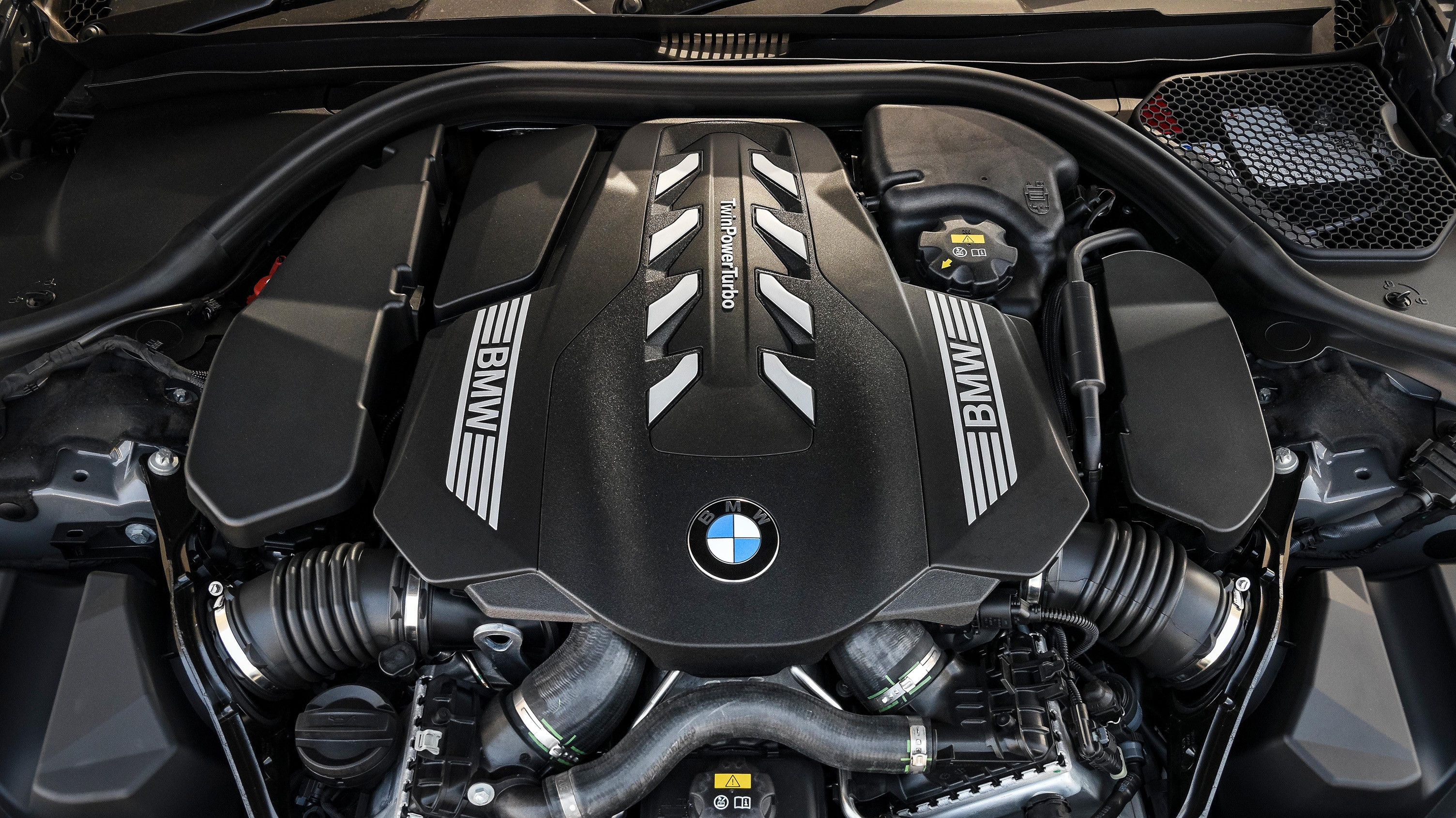 8万降到了170万左右,它可是有着一台530马力的4.4t v8发动机的!