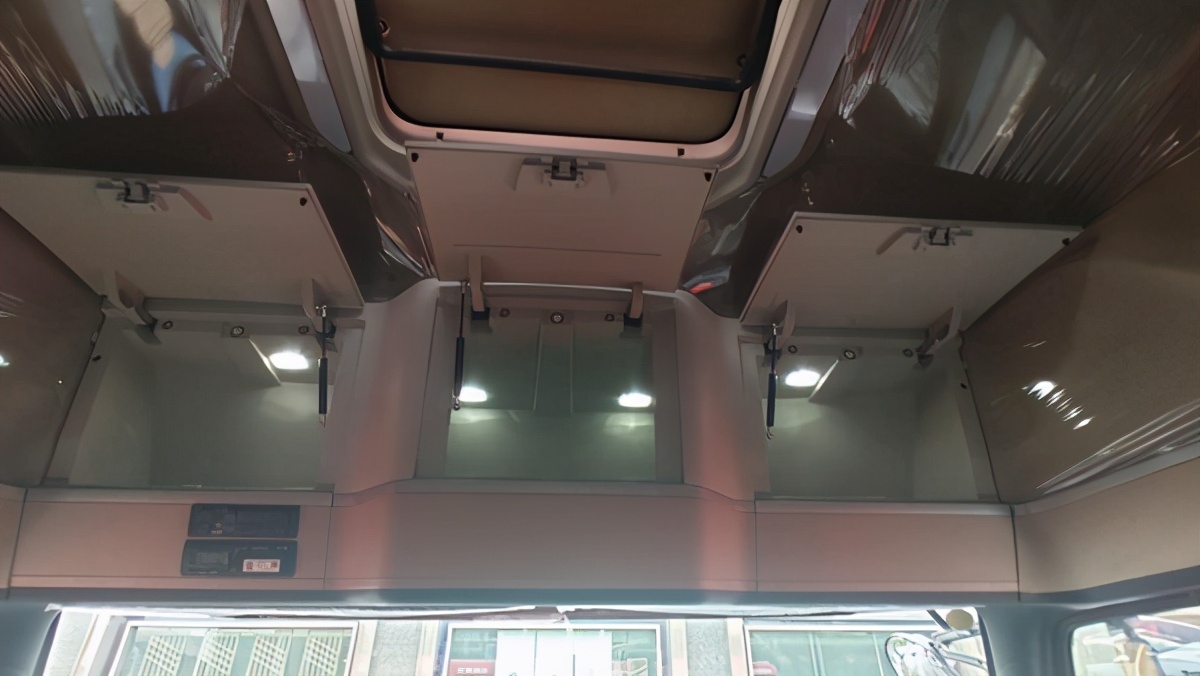 中国重汽豪沃TH7与新黄河同溯源 无忧智驾展风采