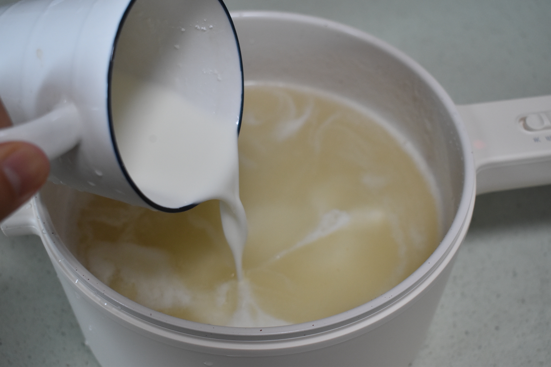 一把冰糖一个雪梨，简单几步做好这糕点，清甜软糯，滋润防秋燥