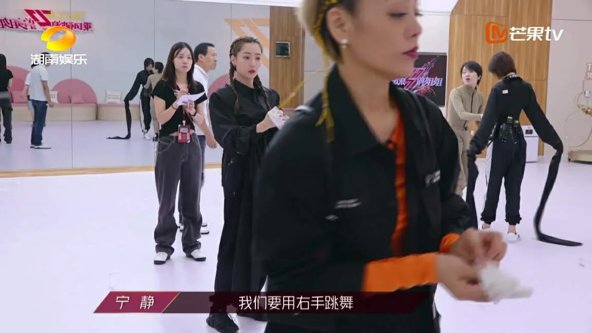张艺兴《莲》,蔡徐坤《情人》蔡依林《玫瑰少年》,浪姐别样演绎