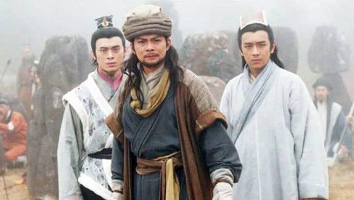 乔峰为什么老是戴帽子？当黄日华摘下帽子，网友瞬间秒懂