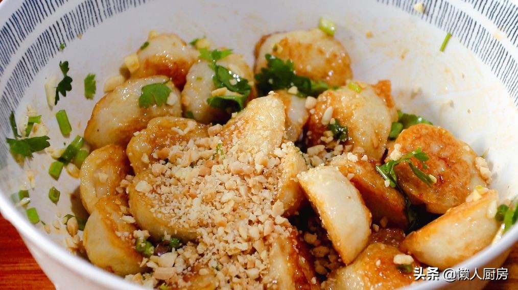 魚丸不用燒湯，撒點花生米拌一下，比燙火鍋得更好吃，吃起來更香