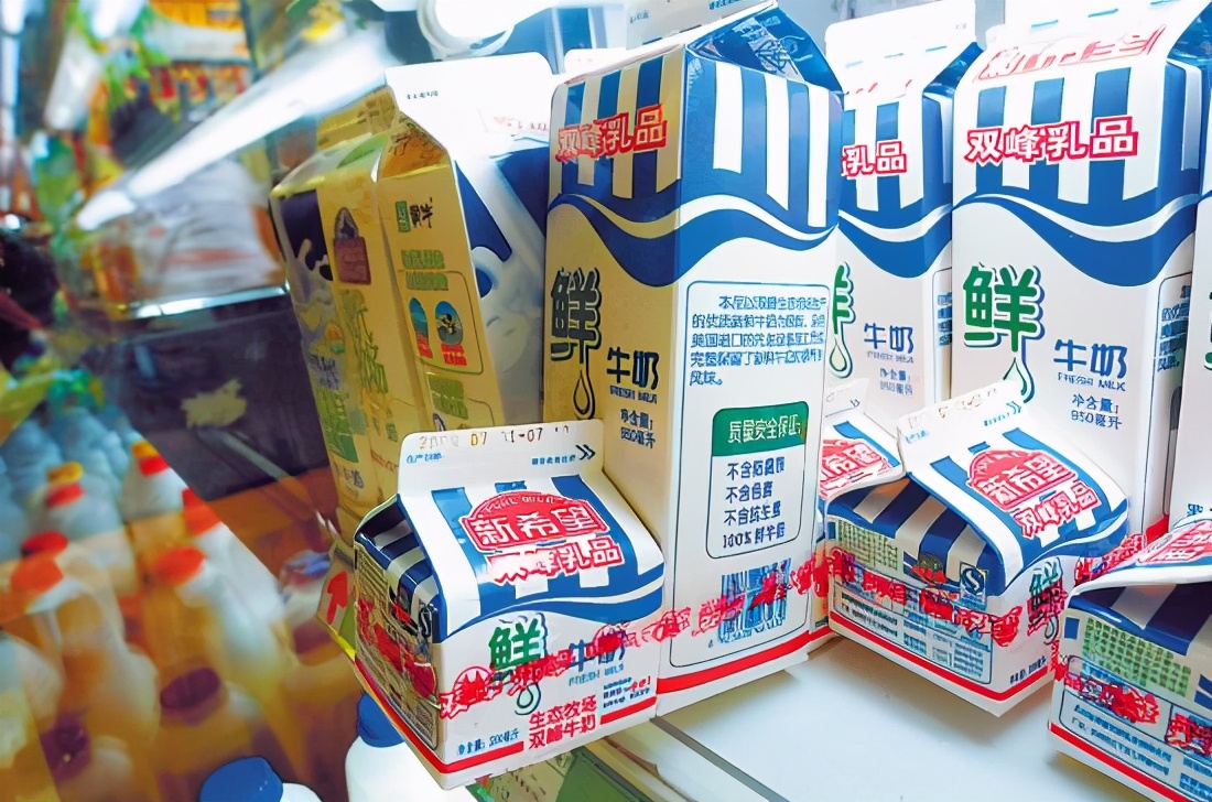 实体店一箱牛奶50元，网上却卖25元，这是为何？