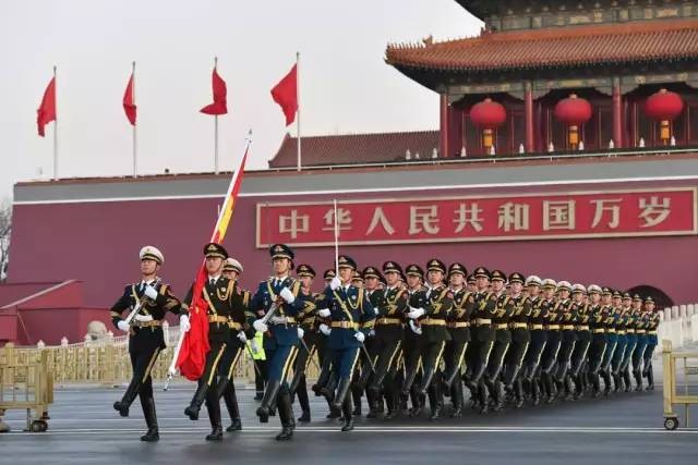英国父子认为中国军队是杂牌军，来中国见证后，彻底被中国征服