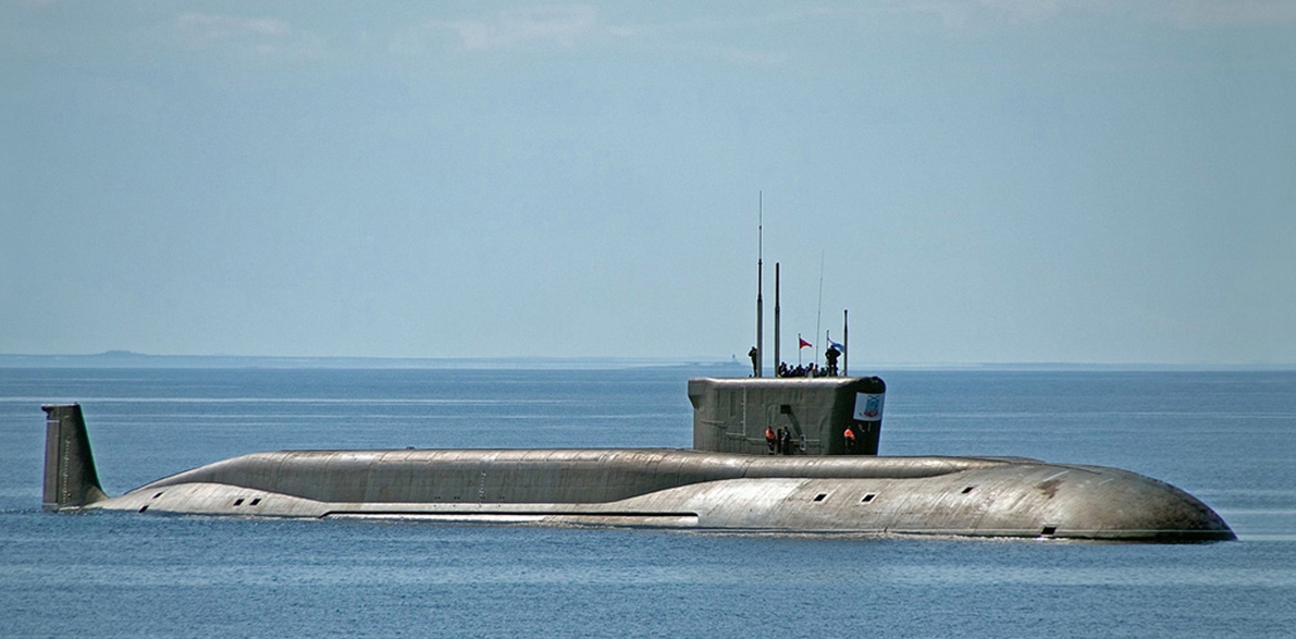 俄罗斯三艘核潜艇破冰现身，展现灭掉美国的实力，难怪美军争北极