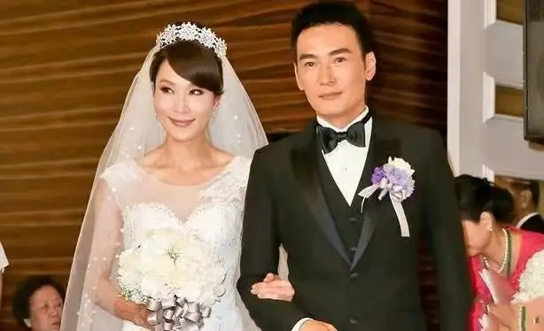 愚人节吃瓜真假难辨：2人官宣恋情，3人分手婚变