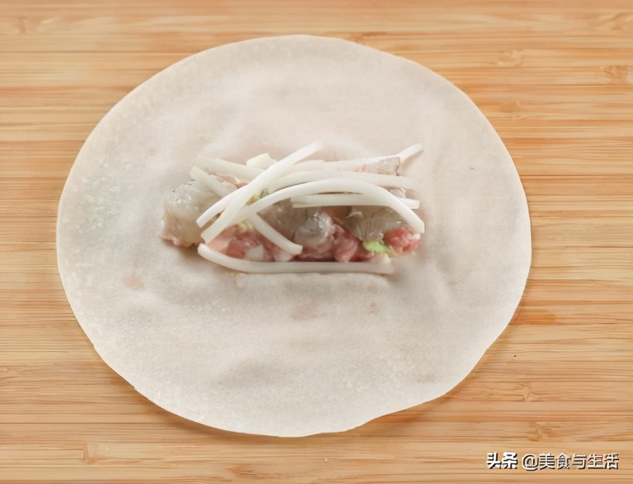 教你在家做春捲，從攤餅皮到成品，步驟簡單詳細，宴客上桌真不錯