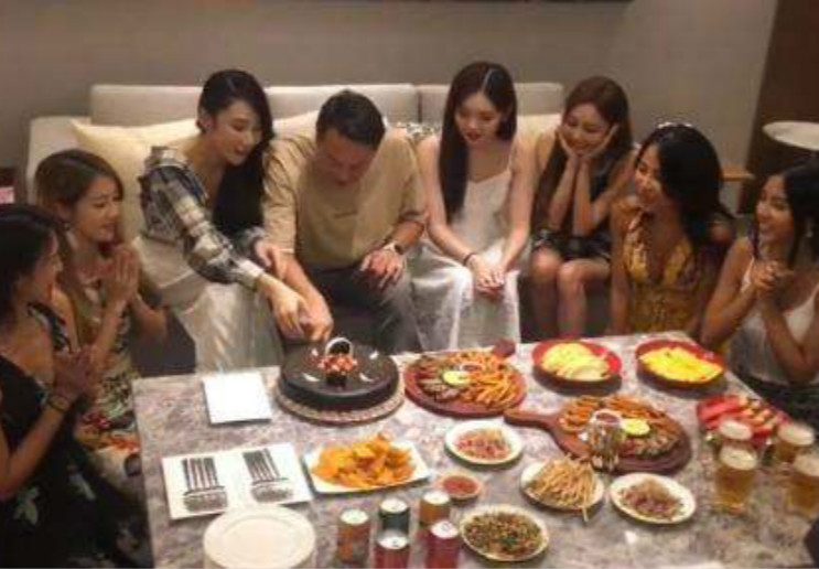 已婚男歌手不避嫌，邀7位美女庆生，前女友自杀