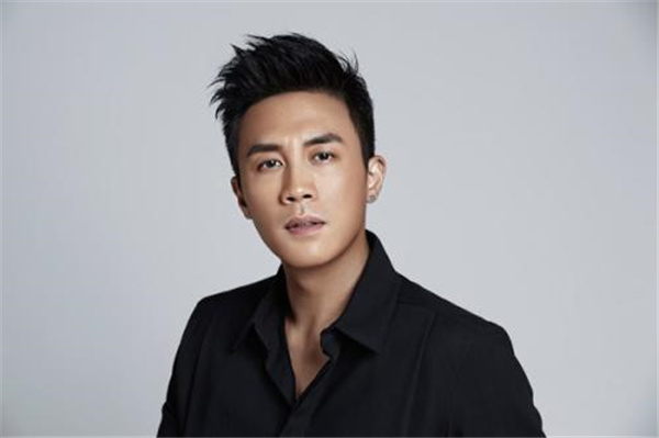 首晒|杜淳婚后首晒和妻子合影！亲密拥抱恩爱十足 并透露将携妻子参加综艺