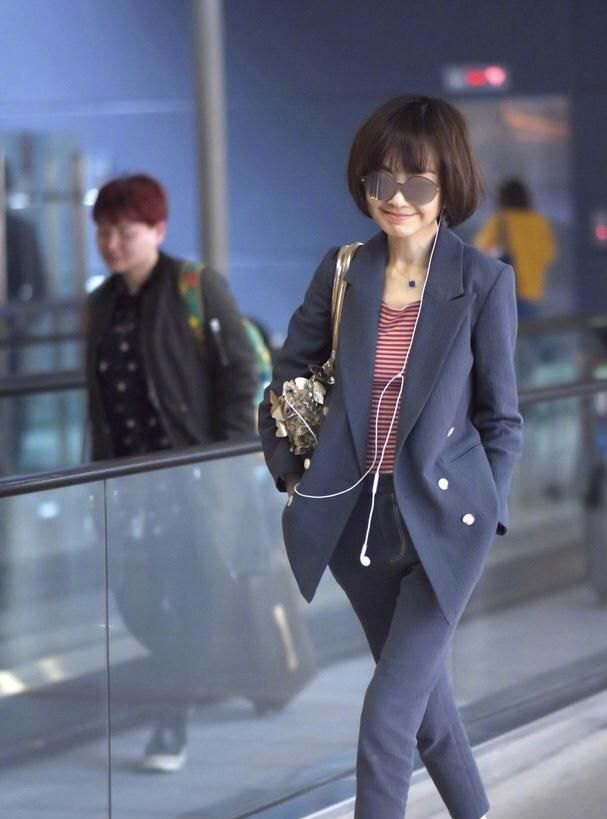 鲁豫机场惊现“女巫”造型，穿斗篷式外套配小礼帽，神秘又时髦