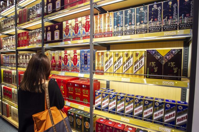 五糧液批發(fā)價逼近千元，白酒再掀漲價潮，但提價壓貨是飲鴆止渴？