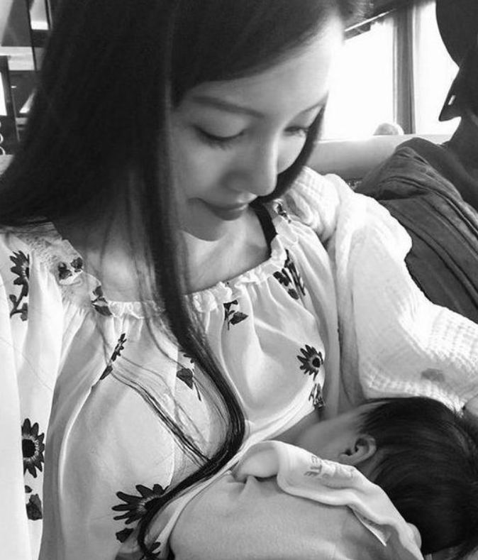 王力宏太太才34岁就生下3个孩子，还都坚持母乳喂养，母爱真伟大