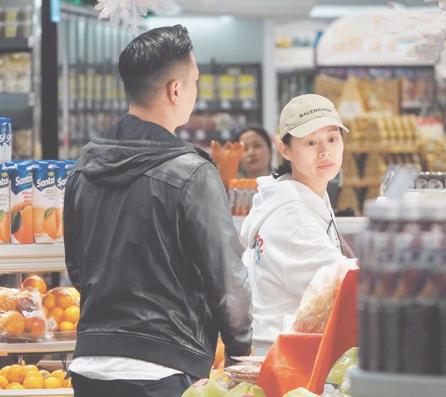 胡杏兒素顏與老公挽手逛超市購物，兩人有說有笑，夫妻感情和睦