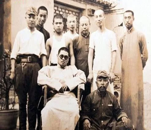 照片再现汉奸的丑陋嘴脸：图3穿短裤的女汉奸，图5是鬼子的胖翻译