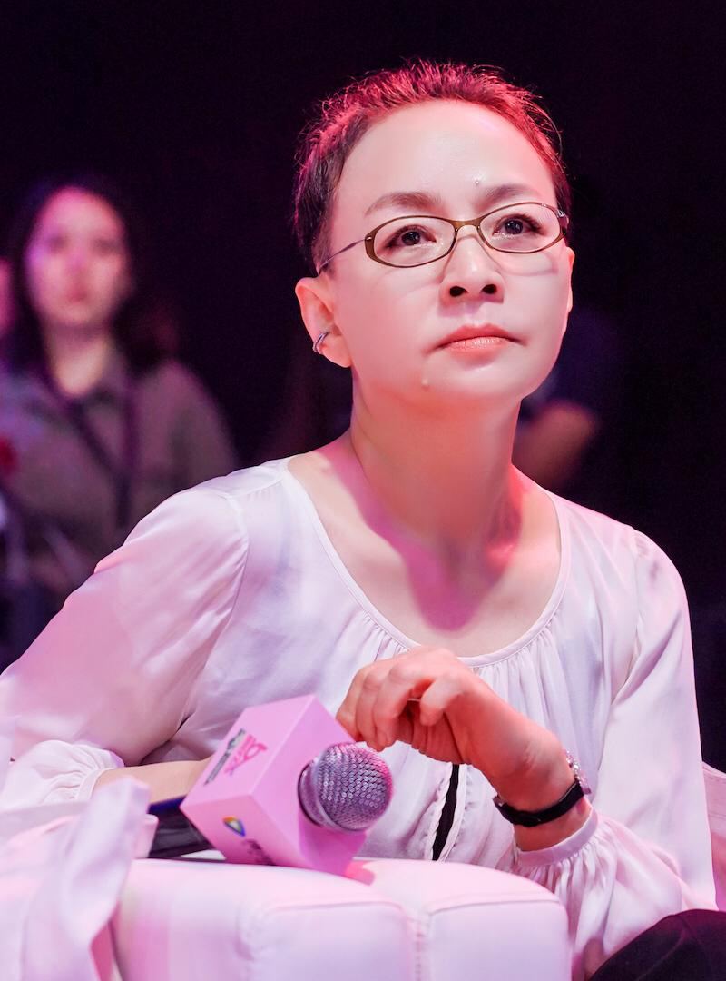 59岁宋丹丹退休了，是含饴弄孙颐享天年，还是将