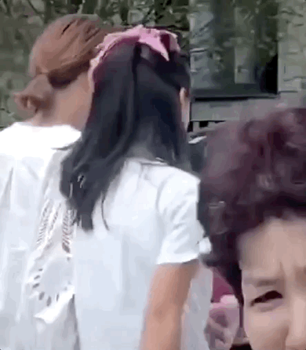 叶一茜带女儿现身，森碟身高直逼妈妈，母女俩穿着朴素接地气
