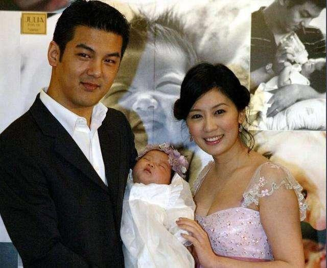 贾静雯大女儿庆16岁生日！被父亲和继母左右亲吻，一家三口好温馨