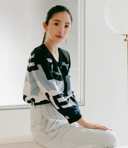 賈靜雯夫婦和林依晨過情人節，林依晨近照變化大，她老公罕見現身