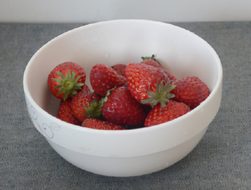 洗草莓，加盐加碱都不对！教你正确方法，洗得超干净，吃得更放心