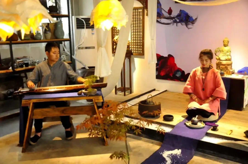 有人说：“故乡留不住肉身，异乡留不住灵魂。”