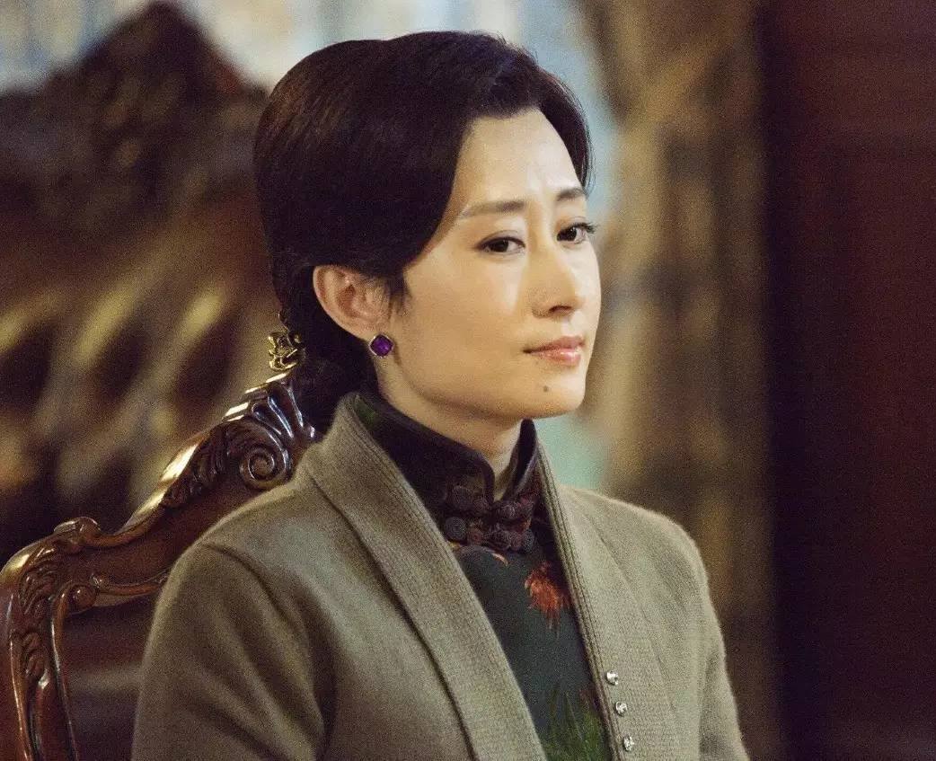 刘敏涛唱《红色高跟鞋》表情管理不当被调侃，