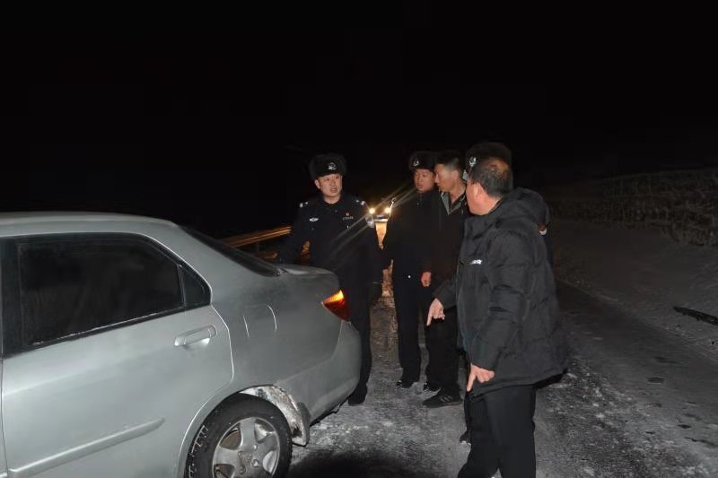 民警及时救助失控车辆