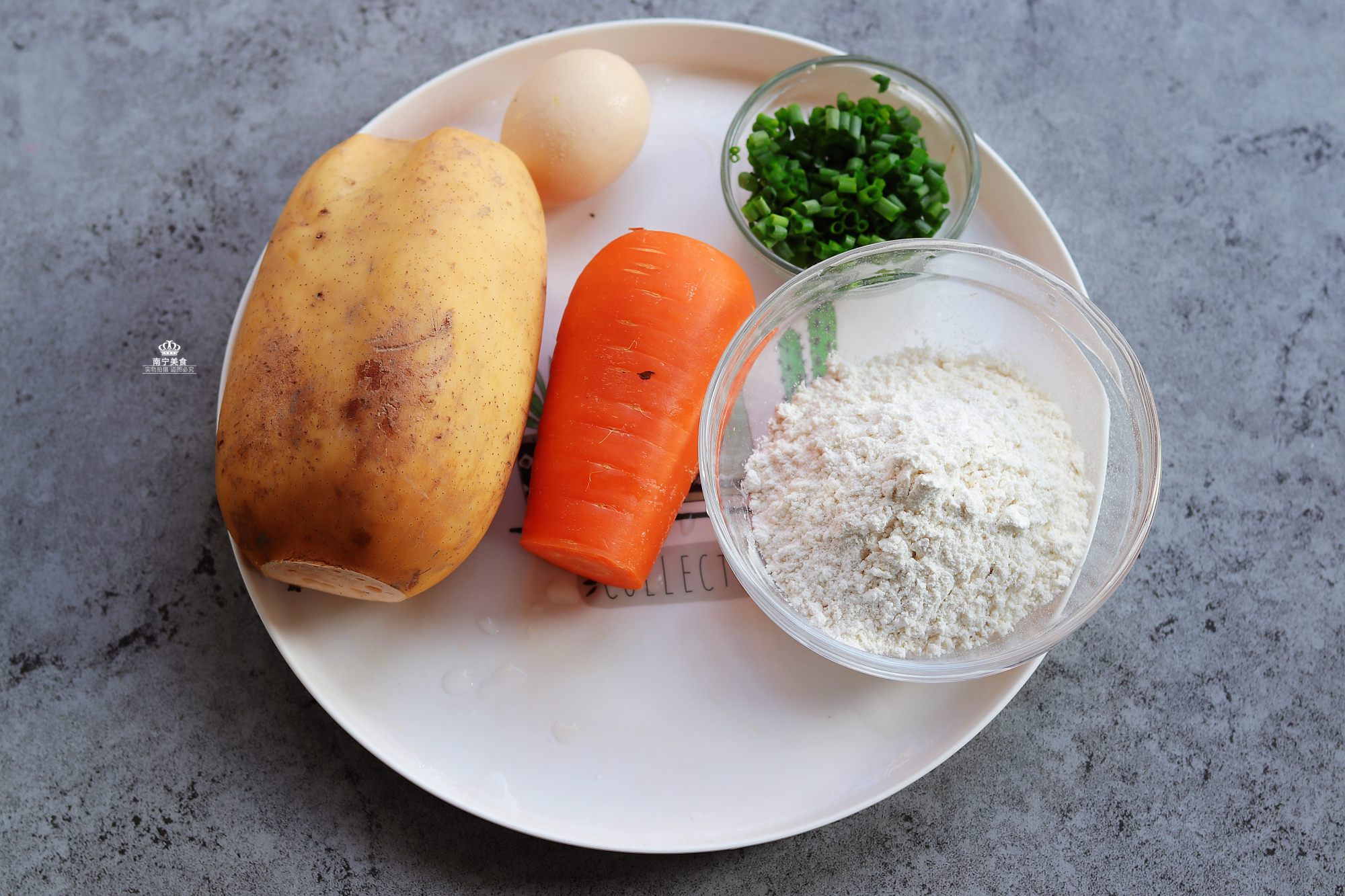 莲藕的最新吃法，不炖不炒，加入鸡蛋面粉拌一拌，出锅家人抢着吃