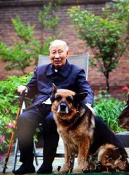 101岁的开国少将，曾下令活埋日军，建国后儿女却骑自行车结婚