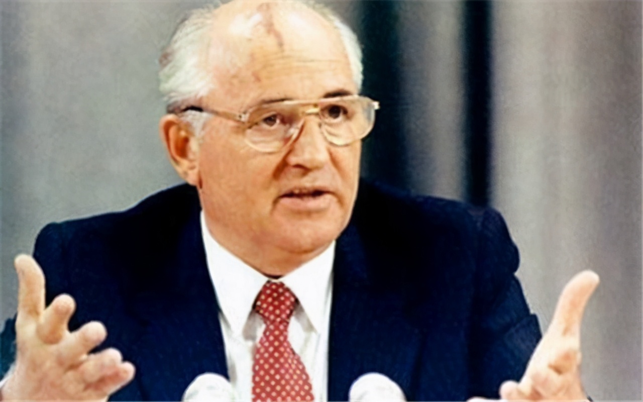 1987年，德国青年鲁斯特驾机突降红场，苏联两千官员被免职