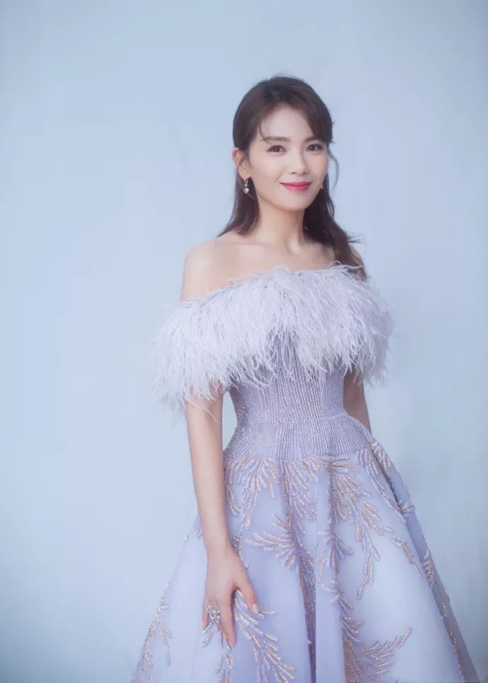 刘涛怎么这么会扮嫩！穿香芋紫羽毛裙上舞台，41岁瞬间变21岁