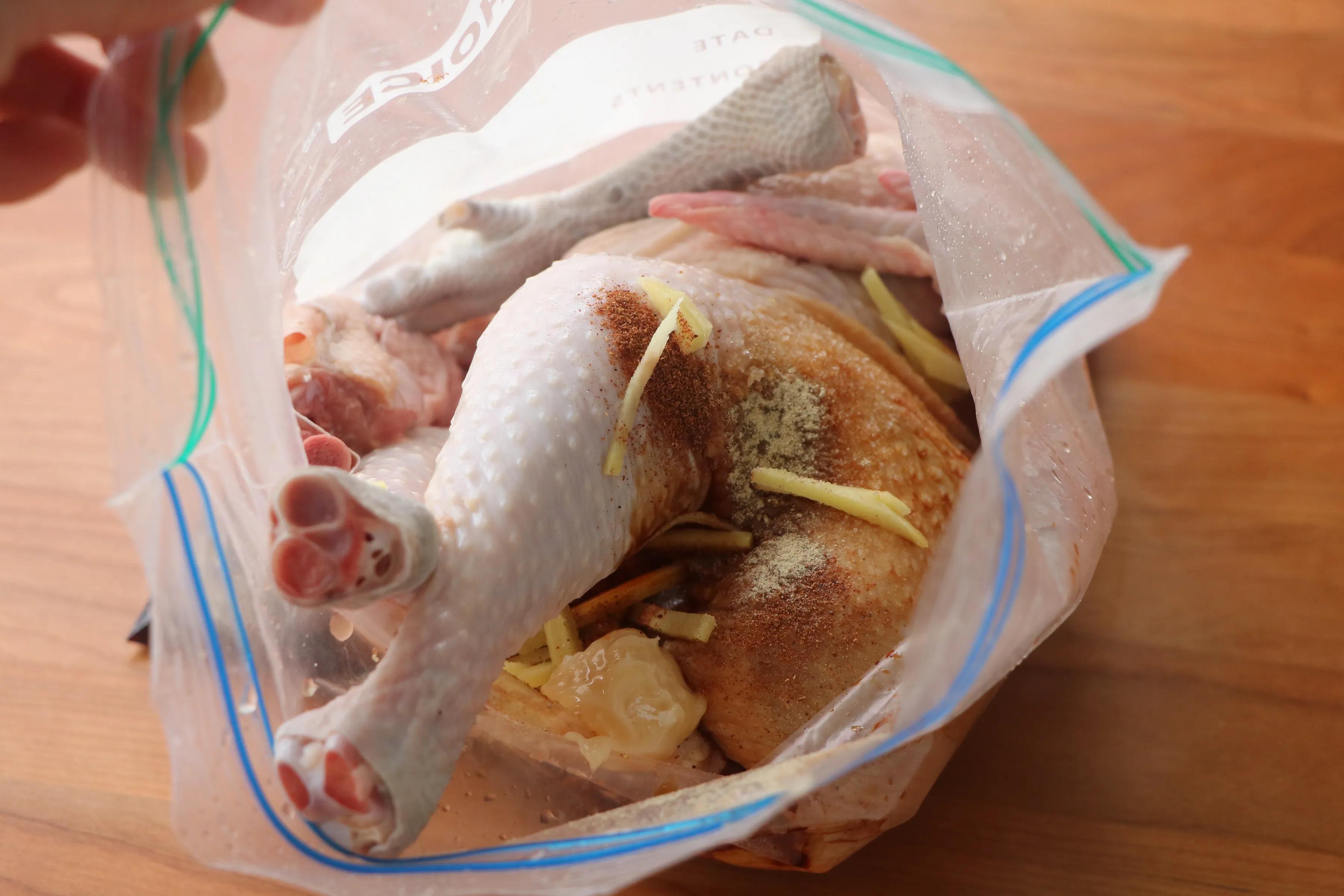 整隻雞怎麼做最好吃？ 靠譜的懶人做法，鮮嫩多汁，比紅燒還過癮！