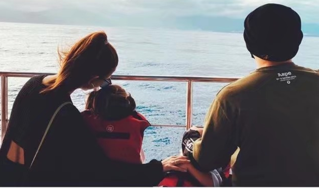 昆凌海滩度假笑容甜美，身材完全不像生过孩子，女儿打扮时髦