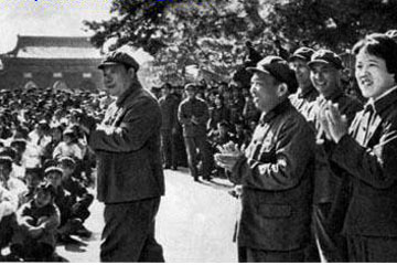 毛主席辞世后，到底谁在掌管兵权？只有他下令