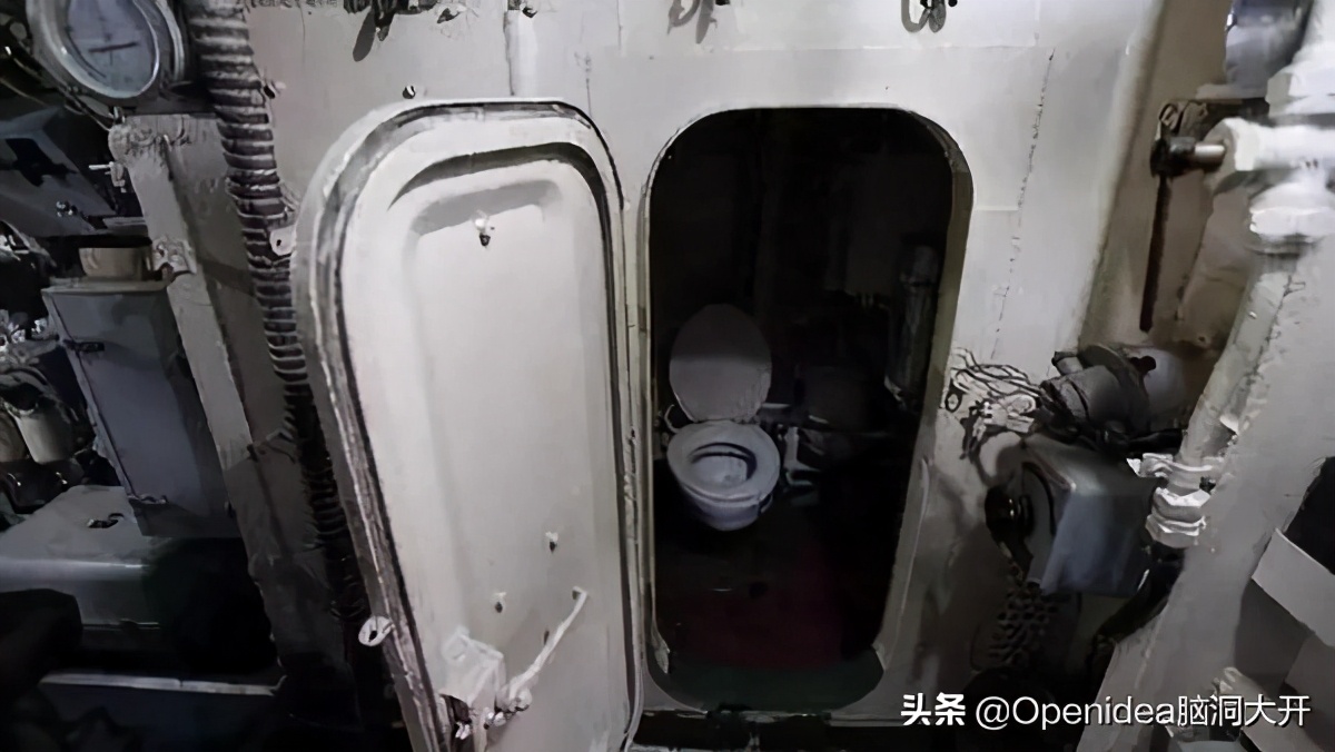 在潜艇里上厕所有多刺激？海底压力巨大，稍有不慎船毁人亡