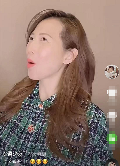 蔡少芬抱1歲兒子花式秀幸福，稱公婆老公都被拿下，自侃一統天下