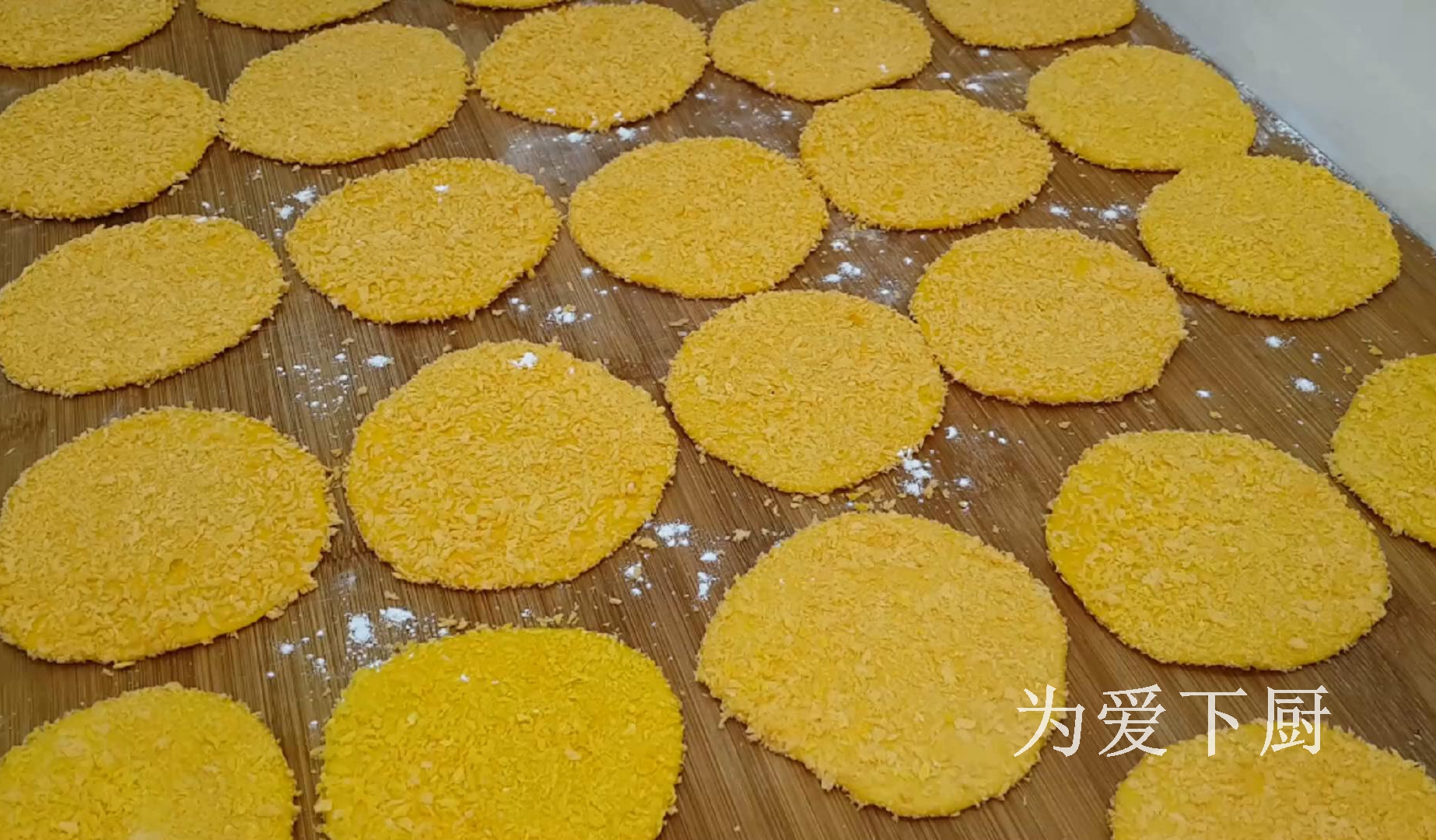 面粉别炸油条了，加半个南瓜，个个金黄鼓大泡，比面包蛋糕还香