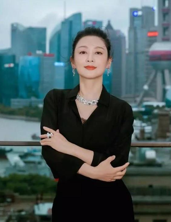 靠怀孕抢走陈凯歌，嘲笑倪萍是老女人，陈红怎么越来越像倪萍了？