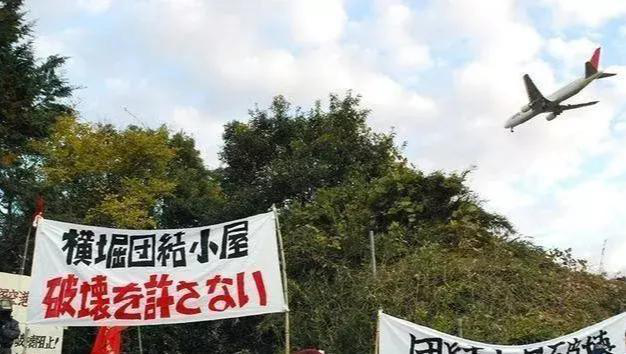 最有“慧眼”的钉子户，在机场跑道上住50年，拆迁款整整涨了十倍