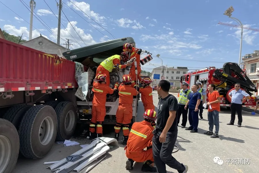 平凉市灵台消防救援大队成功处置“货车追尾”交通事故